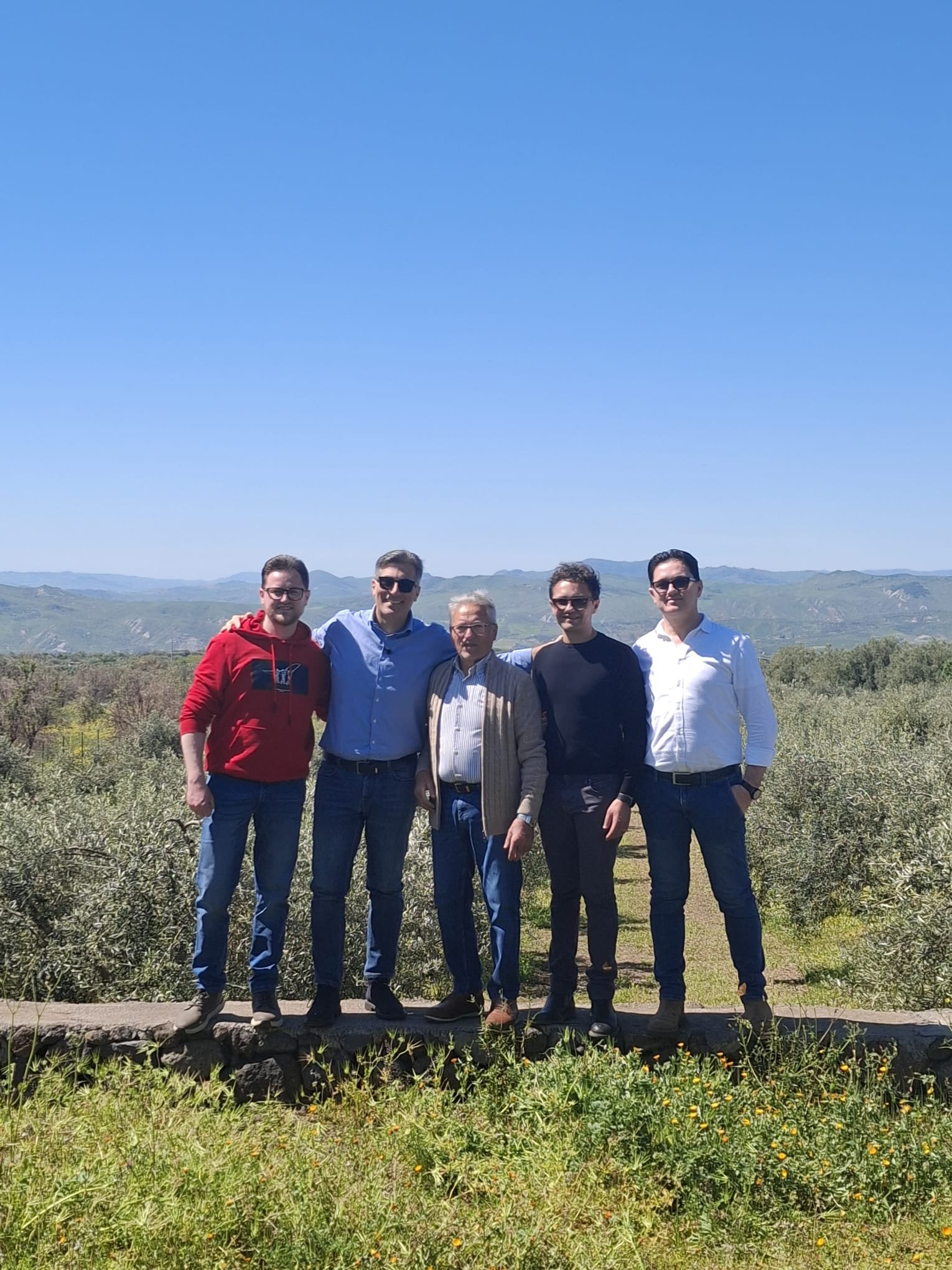 La famiglia Castro nell’uliveto alle pendici dell’Etna